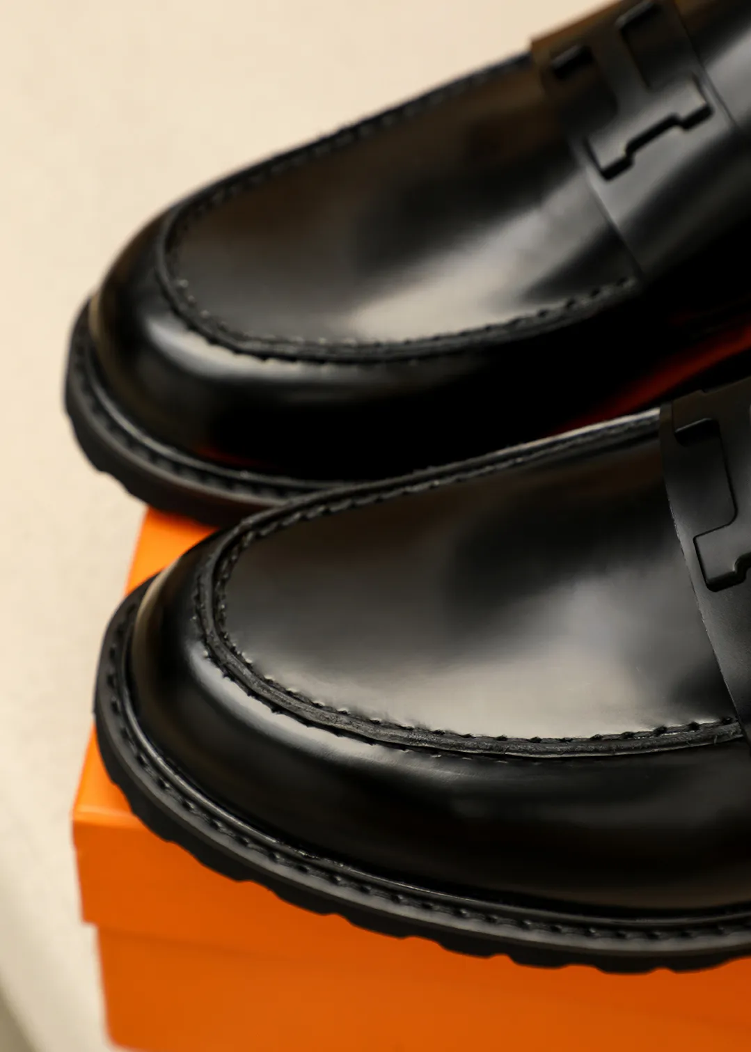 Men's shoes 💰460 💐 Product trademark: HERMES "Hermès" casual leather shoes Regular size: 38-44 (45.46🉑️customized) Product materials: Selected imported first-layer open-edge beaded cowhide leather upper + luxury hardware buckle, imported water-dyed 🐂 cowhide lining. Strong three-dimensional visual effect, original outsole Color: 4⃣️colors available